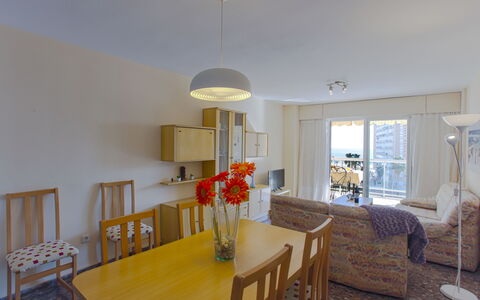 Ana: Kamer, Eigendom, Meubilair, Interieur Ontwerp, Gebouw, Plafond, Verdieping, Geel, Huis, Eetkamer