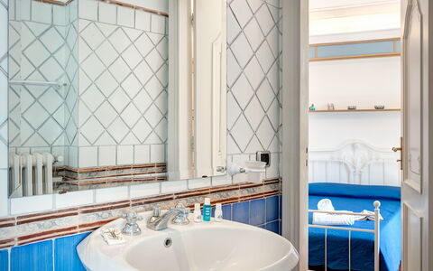 Palazzo Villa Dei Nobili: Kraan, Spiegel, Eigendom, Loodgieterswerkinrichting, Wastafel, Wit, Blauw, Azure, Badkamer, Interieur Ontwerp