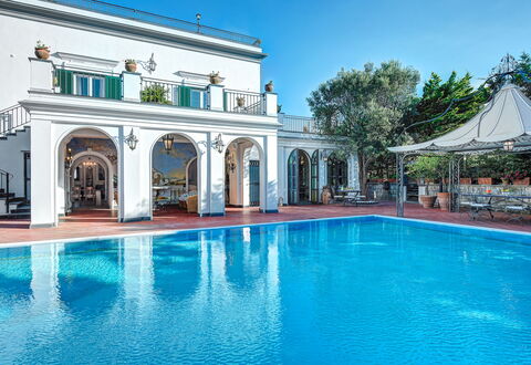 Palazzo Villa Dei Nobili: Water, Lucht, Fabriek, Eigendom, Azure, Zwembad, Zwemwater, Deur, Gebouw, Boom