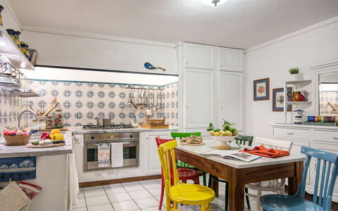 Country Lemonvilla: Tafel, Cabinetry, Eigendom, Meubilair, Countertop, Keuken, Verlichting, Interieur Ontwerp, Oranje, Flooring