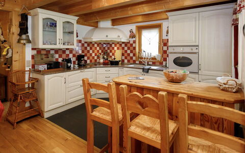 Dörfli: Keuken, Meubilair, Interieur Ontwerp, Flooring, Countertop, Hout, Plafond, Toestel Van De Keuken, Cabinetry, Verdieping