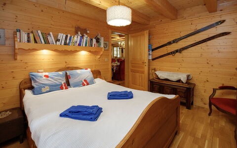 Dörfli: Meubilair, Hout, Interieur Ontwerp, Slaapkamer, Bed, Laken, Kamer, Plafond, Verdieping, Flooring