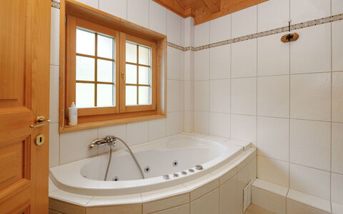 Dörfli: Bad, Loodgieterswerkinrichting, Badkamer, Flooring, Interieur Ontwerp, Hout, Verdieping, Kraan, Loodgieter