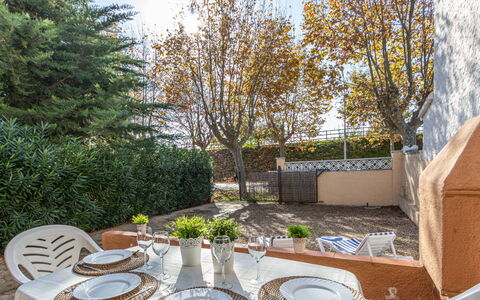 Ushi: Eigendom, Boom, Onroerend Goed, Huis, Backyard, Tuin, Huis, Fabriek, Tafel, Werf