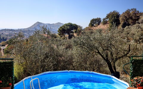 La Villa Dell'olio: Water, Lucht, Plantengemeenschap, Fabriek, Natuurlijk Landschap, Boom, Vrije Tijd, Landschap, Onroerend Goed, Berg
