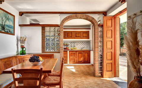La Villa Dell'olio: Eigendom, Hout, Gebouw, Decoratie, Woonkamer, Interieur Ontwerp, Verdieping, Flooring, Hal, Onroerend Goed