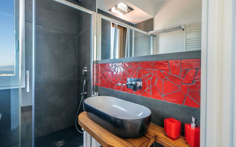 Villa Antonietta: Spiegel, Kraan, Eigendom, Loodgieterswerkinrichting, Wastafel, Gebouw, Wastafel In De Badkamer, Badkamer, Interieur Ontwerp, Verlichting