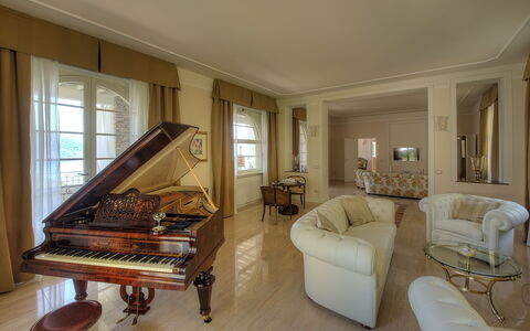 Villa Ermelinda: Meubilair, Venster, Fotolijst, Gebouw, Interieur Ontwerp, Bankstel, Hout