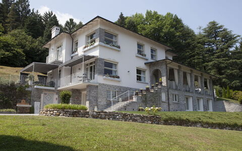 Villa Ermelinda: Fabriek, Lucht, Gebouw, Eigendom, Venster, Boom, Huis, Land Lot, Deur