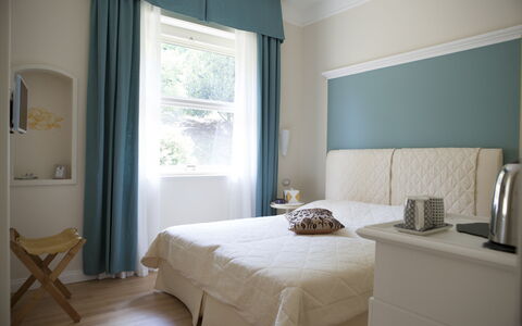 Villa Ermelinda: Meubilair, Eigendom, Gebouw, Comfort, Azure, Schaduw, Bed Frame, Hout, Venster