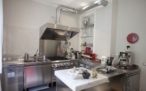 Villa Ermelinda: Cabinetry, Wastafel, Eigendom, Countertop, Gootsteen, Toestel Van De Keuken, Fornuis, Kraan, Huishoudapparatuur, Gasfornuis