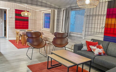 Villa Kaisla: Meubilair, Interieur Ontwerp, Flooring, Verdieping, Hout, Plafond, Kamer, Lichte Inrichting, Verlichting, Tafel