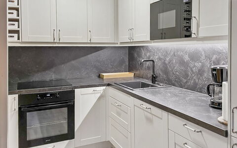Villa Kaisla: Keuken, Flooring, Countertop, Major Appliance, Toestel Van De Keuken, Cabinetry, Huis, Huishoudapparatuur
