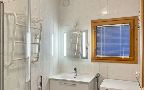 Villa Kaisla: Loodgieterswerkinrichting, Flooring, Interieur Ontwerp, Verdieping, Badkamer, Loodgieter, Kraan, Kamer, Douche, Plafond