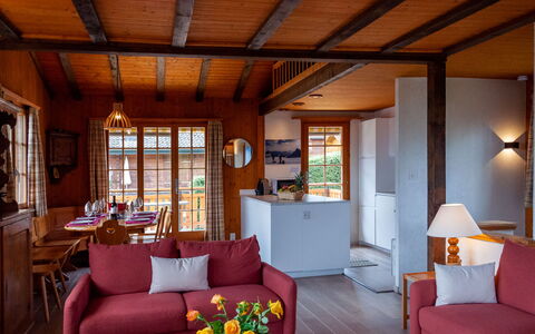 Petite Plaisance: Meubilair, Tafel, Bankstel, Fotolijst, Interieur Ontwerp, Hout, Fabriek, Woonkamer, Verdieping, Lamp