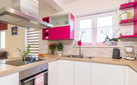 Villa May: Kamer, Interieur Ontwerp, Loodgieterswerkinrichting, Eigendom, Kraan, Countertop, Roze, Interieur Ontwerp, Plafond, Keuken