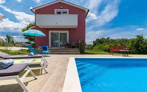 Villa May: Wolk, Lucht, Water, Gebouw, Fabriek, Blauw, Azure, Zwembad, Schaduw, Buitenmeubels