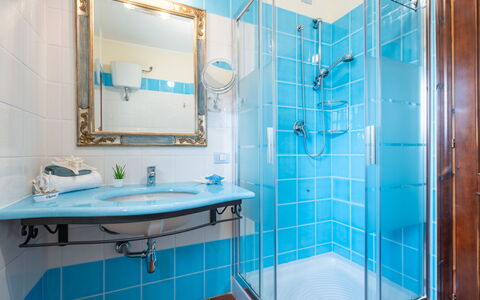 Rokkaria: Spiegel, Loodgieterswerkinrichting, Kraan, Eigendom, Fotograaf, Wastafel, Purper, Badkamer, Blauw, Azure