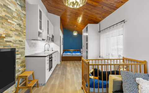 Desná V Jizerských Horách: Meubilair, Eigendom, Cabinetry, Gebouw, Hout, Keuken, Interieur Ontwerp, Verlichting, Architectuur, Verdieping