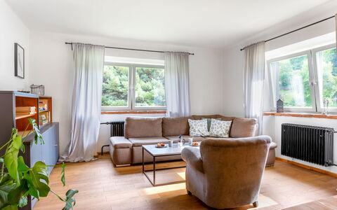 Brníčko: Venster, Bankstel, Fabriek, Hout, Schaduw, Interieur Ontwerp, Woonkamer, Verdieping, Flooring