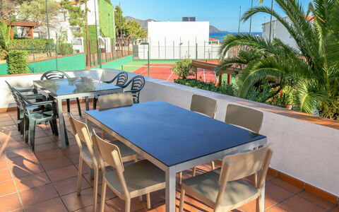 Llançà 659: Eigendom, Tafel, Meubilair, Onroerend Goed, Stoel, Glas, Azure, Woongebied, Keuken En Eettafel, Arecales
