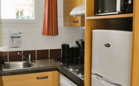 Cajarc 603: Cabinetry, Gootsteen, Eigendom, Wastafel, Venster, Countertop, Loodgieterswerkinrichting, Keuken, Kraan, Verlichting