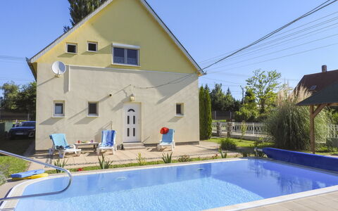 Sunny Day: Zwembad, Woongebied, Huis, Toevlucht, Menselijke Nederzetting, Verblijf, Vrije Tijd, Landgoed, Villa, Backyard
