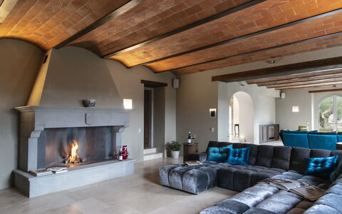 Villa Pianvecchio: Hout, Kamer, Interieur Ontwerp, Eigendom, Verdieping, Haard, Plafond, Bankstel, Muur, Woonkamer