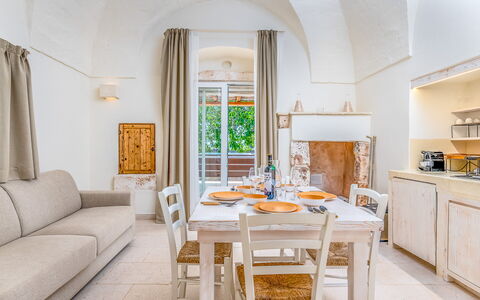 La Torretta - Corte dei Messapi: Tafel, Meubilair, Eigendom, Cabinetry, Stoel, Countertop, Azure, Hout, Gebouw, Interieur Ontwerp