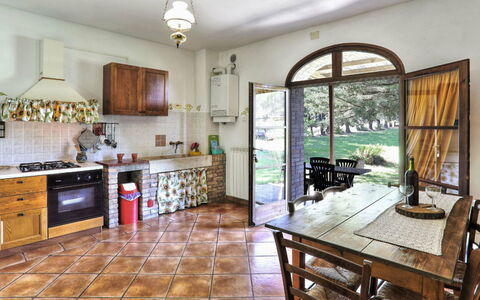 Agriturismo Le Selvole: Cabinetry, Meubilair, Eigendom, Countertop, Tafel, Venster, Stoel, Hout, Keuken, Interieur Ontwerp