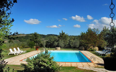 Agriturismo Le Selvole: Wolk, Lucht, Water, Fabriek, Dag, Zwembad, Natuur, Azure, Schaduw, Plantkunde
