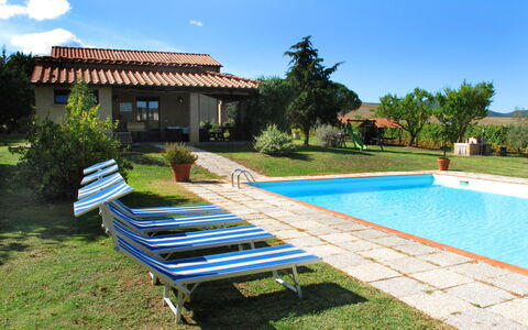 Agriturismo Le Selvole: Lucht, Fabriek, Water, Gebouw, Natuur, Wolk, Azure, Boom, Zwembad, Schaduw