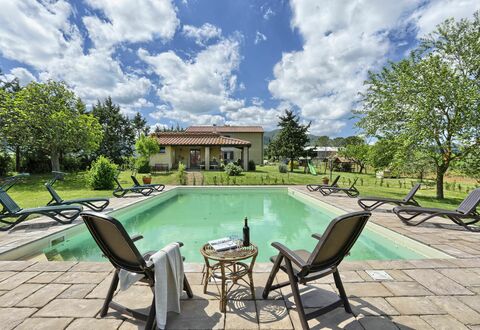 Agriturismo Le Selvole: Wolk, Water, Lucht, Meubilair, Zwembad, Fabriek, Natuur, Boom, Tafel, Schaduw