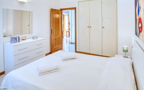 Luigina - Levanto: Kamer, Hout, Eigendom, Bed, Textiel, Interieur Ontwerp, Verdieping, Linens, Muur, Deur