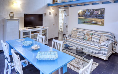 Appartamento Ivana - Levanto: Kamer, Interieur Ontwerp, Tafel, Meubilair, Bankstel, Televisietoestel, Woonkamer, Huis, Plat Scherm