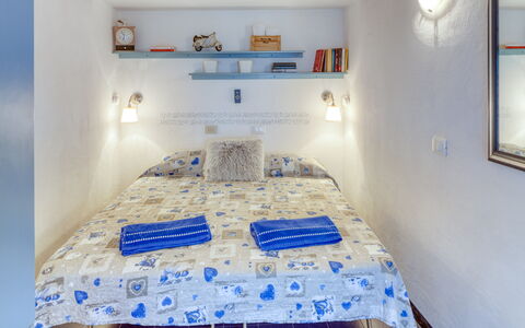 Appartamento Ivana - Levanto: Blauw, Bed, Kamer, Interieur Ontwerp, Textiel, Muur, Linens, Bedding, Laken, Slaapkamer