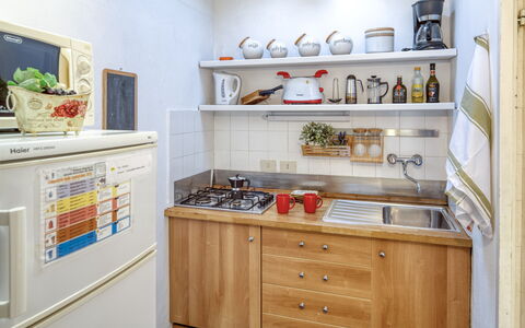 Appartamento Ivana - Levanto: Kamer, Wit, Cabinetry, Lade, Keuken, Toestel Van De Keuken, Major Appliance, Stellingen, Kast, Plank