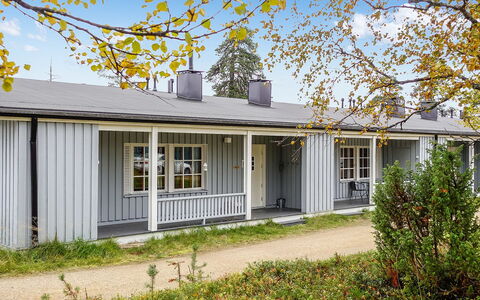 Saariseläntie 8 a 1: Hout, Verblijf, Blokhut, Woud, Schuur, Garden Gebouwen, Lariks, Bos, Beits