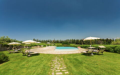 Villa Sole Del Chianti: Fabriek, Lucht, Water, Eigendom, Boom, Azure, Natuurlijk Landschap, Zwembad, Land Lot, Buitenmeubels