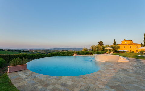 Villa Sole Del Chianti: Water, Lucht, Watervoorraden, Dag, Gebouw, Fabriek, Azure, Zwembad, Architectuur, Zwemwater
