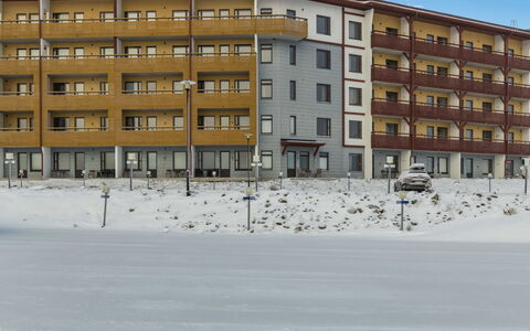 Ylläs Chalets 2101: Meubilair, Stoel, Buitenmeubels, Tafel, Hout, Buitentafel, Keuken En Eettafel, Schaduw, Tuin, Paraplu