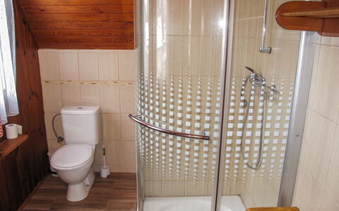 Dehtáře: Eigendom, Badkamer, Douchekop, Hout, Wc Bril, Interieur Ontwerp, Loodgieterswerkinrichting, Toilet, Huis