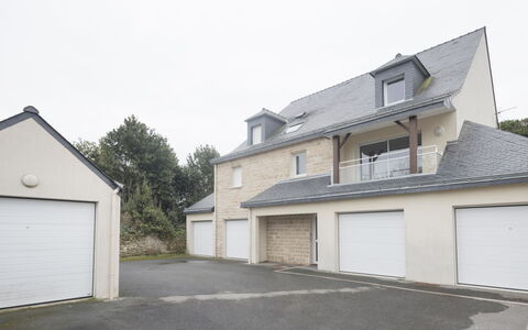 Quiberon 242: Gebouw, Lucht, Garagedeur, Weg Oppervlak, Huis, Land Lot, Asfalt, Boom, Venster