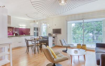Quiberon 242: Tafel, Meubilair, Stoel, Hout, Verlichting, Gebouw, Architectuur, Interieur Ontwerp, Flooring, Schaduw