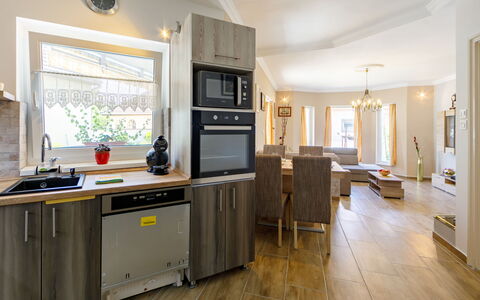Ildiko: Gootsteen, Cabinetry, Countertop, Wastafel, Meubilair, Gebouw, Hout, Toestel Van De Keuken, Verlichting, Keuken