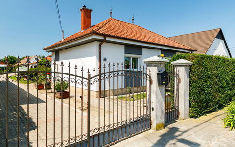 Ildiko: Lucht, Fabriek, Eigendom, Gebouw, Venster, Huis, Land Lot, Hek, Buurt