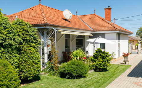 Ildiko: Lucht, Fabriek, Gebouw, Eigendom, Venster, Huis, Land Lot, Deur, Boom, Woongebied