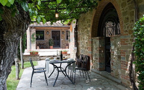 Cottage Capanna: Tafel, Fabriek, Meubilair, Gebouw, Venster, Stoel, Deur, Buitentafel, Huis, Onroerend Goed