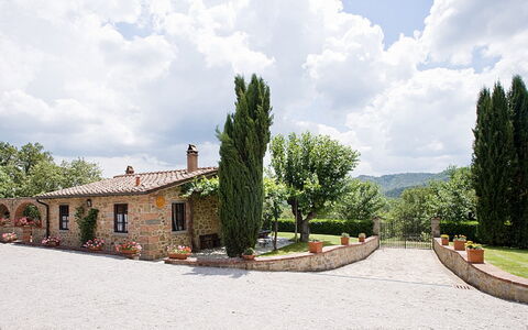 Cottage Capanna: Wolk, Lucht, Fabriek, Gebouw, Venster, Boom, Weg Oppervlak, Huis, Land Lot, Landschap