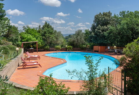 Villa Laura: Water, Fabriek, Lucht, Wolk, Zwembad, Boom, Buitenmeubels, Schaduw, Stoel, Natuurlijk Landschap